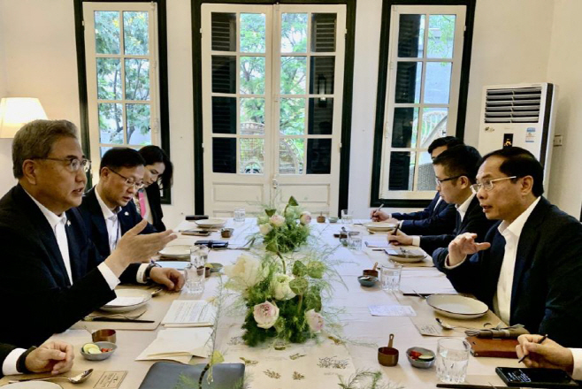 박진 외교장관, 베트남 외교장관과 조찬회담