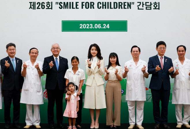 무료 의료 자원 봉사 현장 방문한 김건희 여사