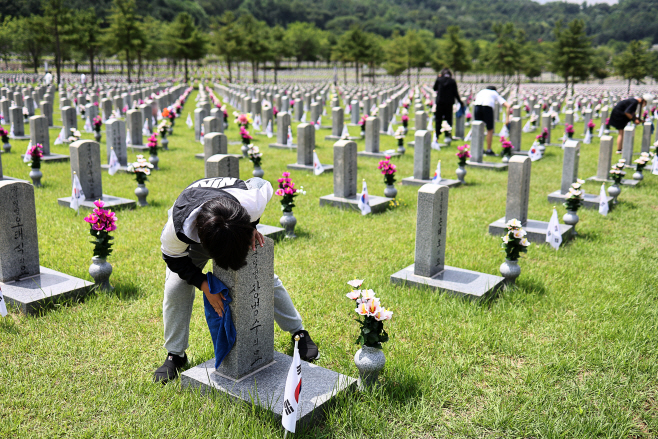 6.25 앞두고 묘역 정화활동 하는 학생들