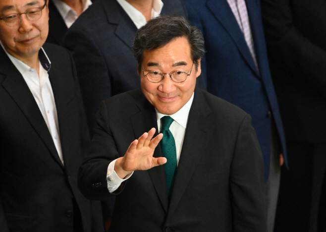 지지자들 향해 손 흔드는 이낙연