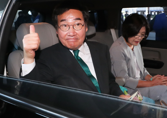 엄지손가락 치켜올리는 이낙연 전 대표