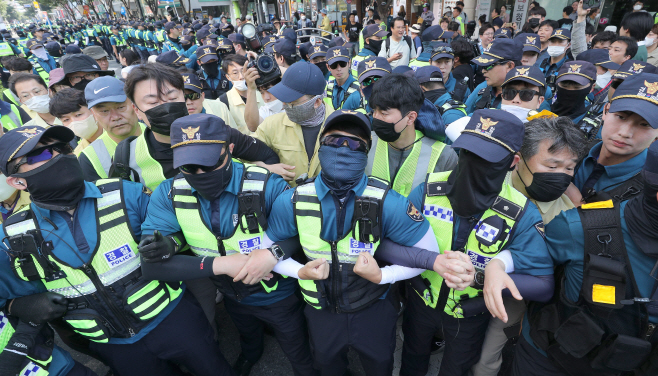 아수라장된 대구퀴어문화축제 행정대집행 현장