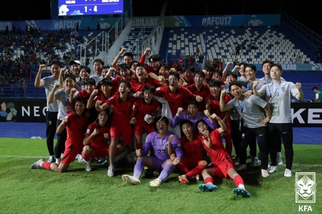 25일 8강전 태국 승리 후 기념촬영 변성환호. 대한축구협회