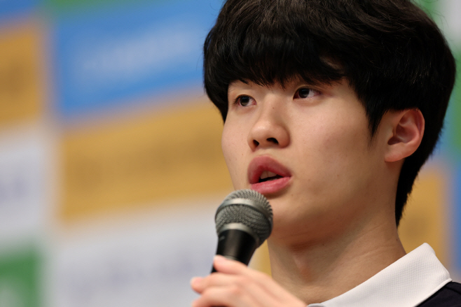 답하는 황선우<YONHAP NO-2732>