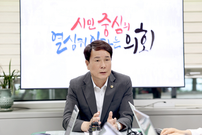 제9대의회 개원1주년 브리핑하는 이상래 의장