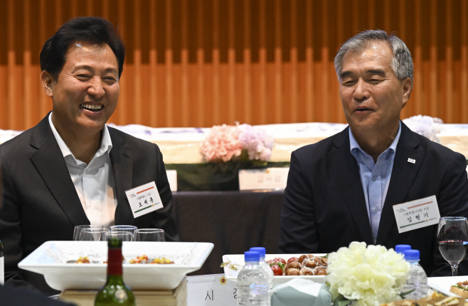 [포토] 대화 나누는 오세훈 서울시장-김현기 서울시의회 의장