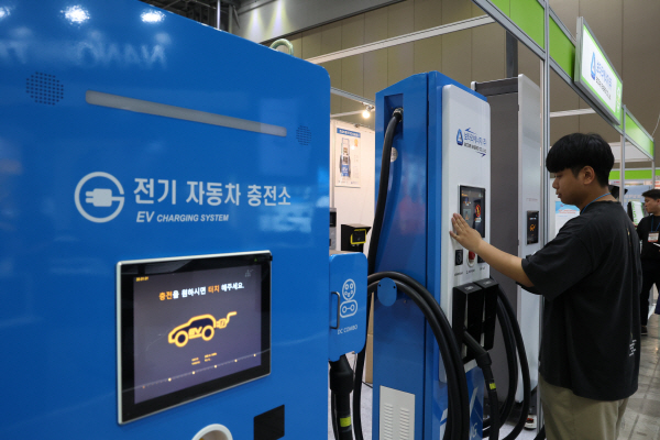 다양한 전기차 충전기<YONHAP NO-2619>