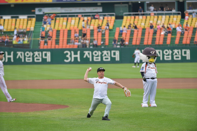 예산군, 농특산물 공동브랜드 ‘예가정성’ 야구장 홍보