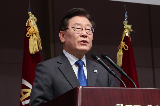지역신문의 날 기념식 참석한 민주당 이재명 대표