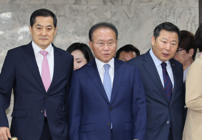 원내대책회의 참석하는 윤재옥