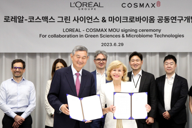 로레알-코스맥스 기념사진1