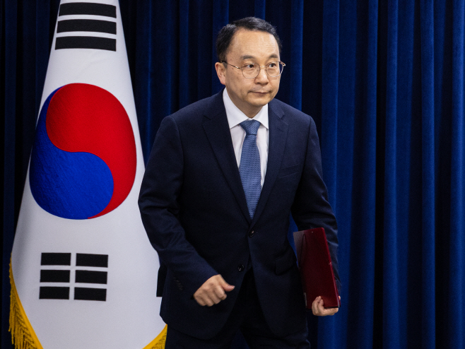 회견장 들어서는 구병삼 통일부 대변인<YONHAP NO-2138>