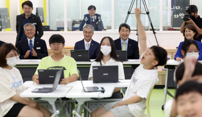 이주호 장관, 경남서 AI 학습 현장 방문