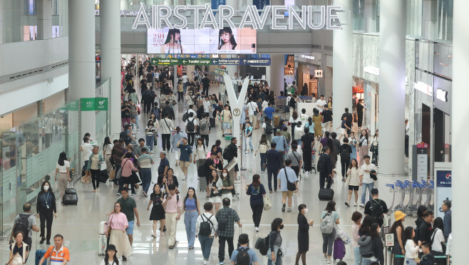 붐비는 인천공항 면세점<YONHAP NO-1472>