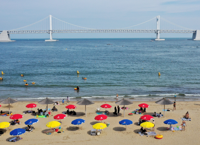 광안리의 여름<YONHAP NO-2302>