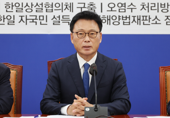 더불어민주당 원내대책회의서 발언하는 박광온
