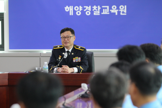 주요현안 보고를 받는 여성수 교육원장