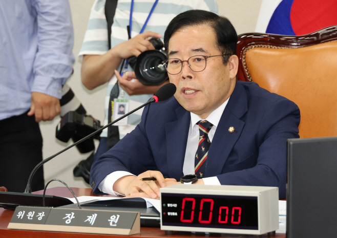 과방위 전체회의 진행하는 박성중 의원