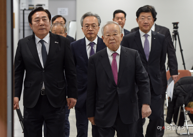 [포토] 노조법 개정 논의 중단 촉구 기자회견 참석하는 경제단체장들