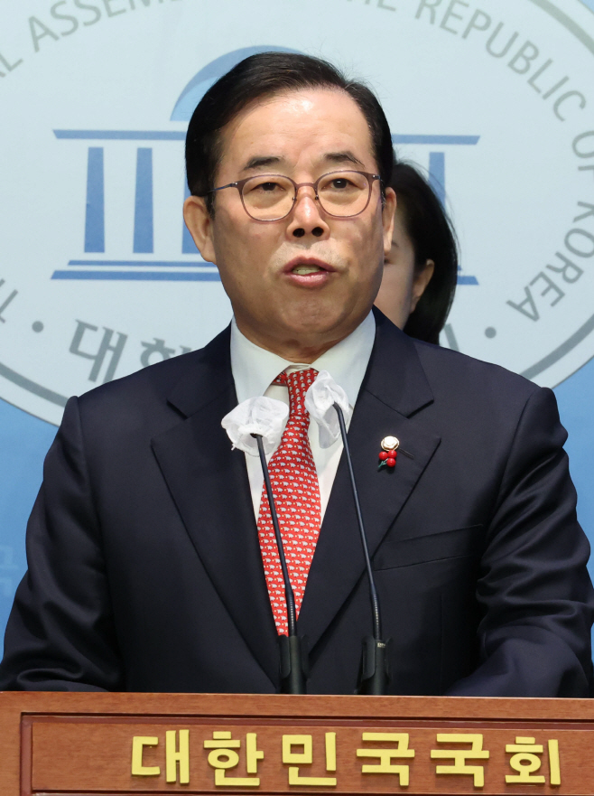 최고위원 출마 기자회견하는 박성중 의원<YONHAP NO-1707>
