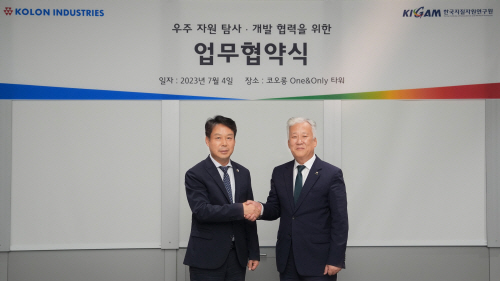 김영범 코오롱인더스트리 대표이사(왼쪽)