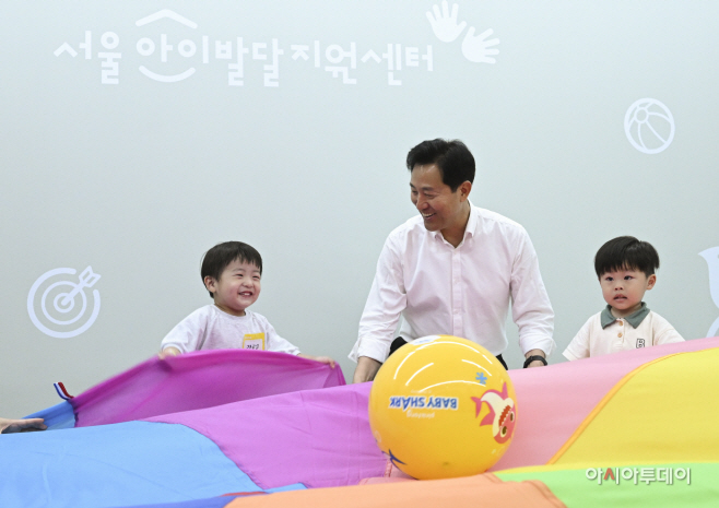 [포토] 아이들과 공놀이 하는 오세훈 시장