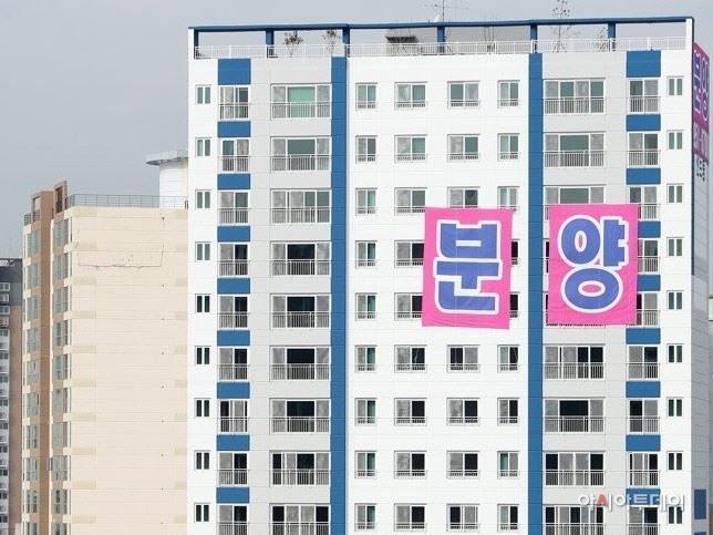 대구의 한 아파트에 분양 안내문이 걸려있다