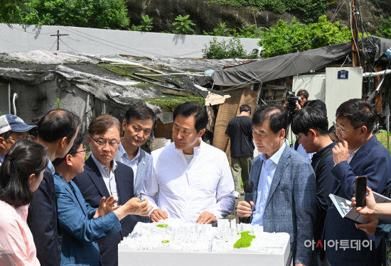 [포토] 오세훈 서울시장, 창신·숭인 재개발 후보지 현장 점검