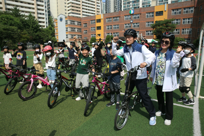 조희연 서울시교육감, '초등 찾아가는 자전거타기 안전교실' 참여