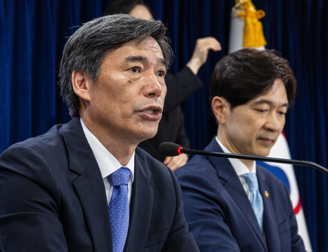 취재진 질문에 답하는 박구연 1차장