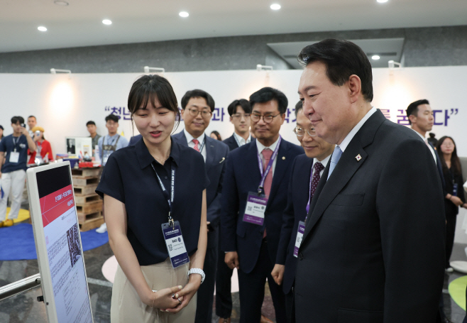 연구 관련 설명 듣는 윤석열 대통령