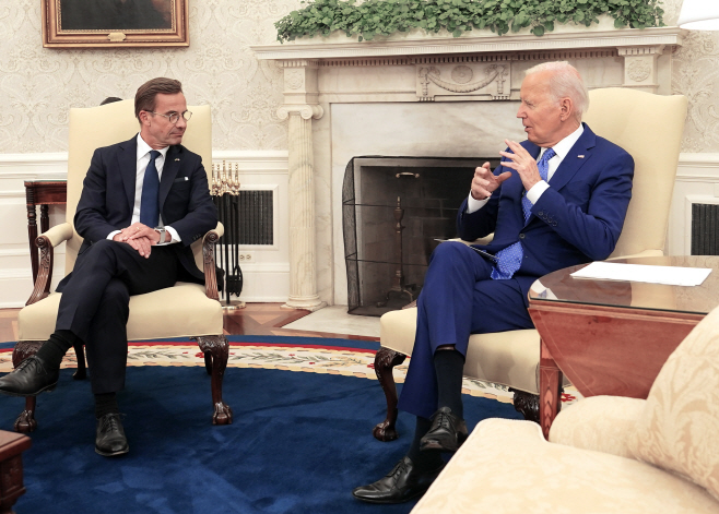 회담하는 바이든 미국 대통령과 크리스테르손 스웨덴 총리