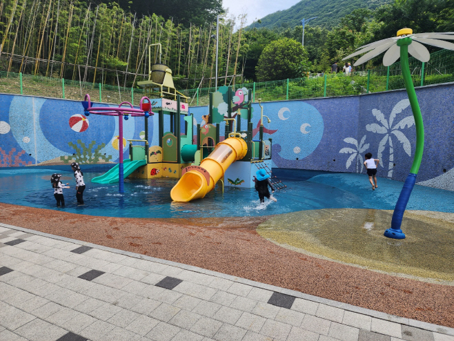 #1.230706 보도사진2(자굴산자연휴양림 물놀이장 개장)