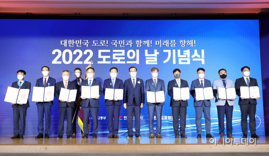 (07.07)_어명소_제2차관__2022_도로의_날_기념식_-_01