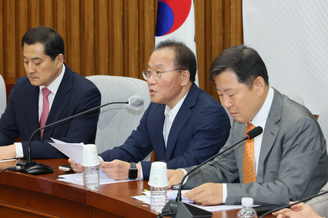 발언하는 윤재옥