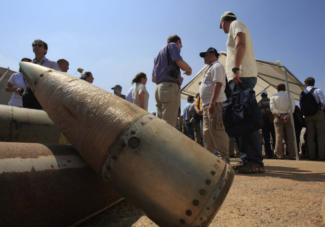 Biden Ukraine Cluster Munitions <YONHAP NO-0826> (AP)