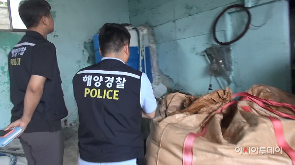 남해지방청 광역수사대 현장 단속 장면