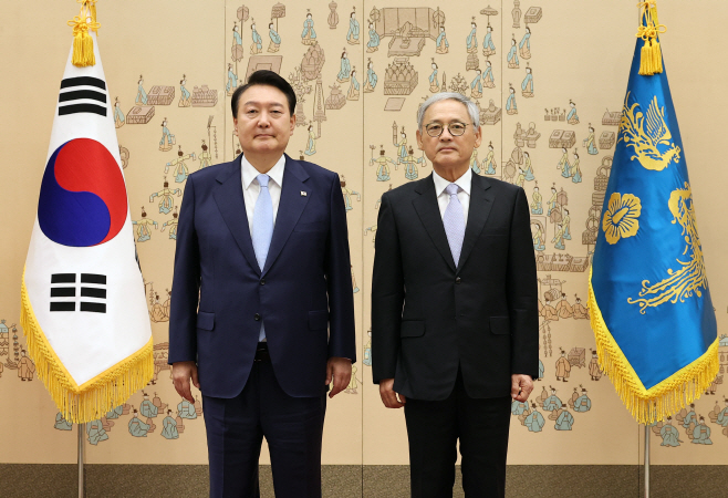 유인촌 문화특보와 기념촬영하는 윤석열 대통령