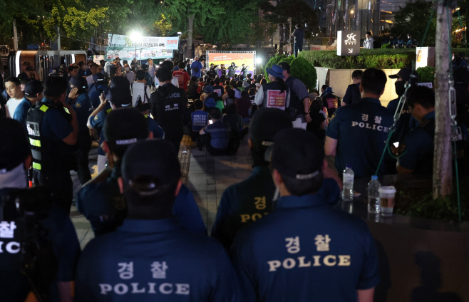 시위대 주변의 경찰<YONHAP NO-3888>