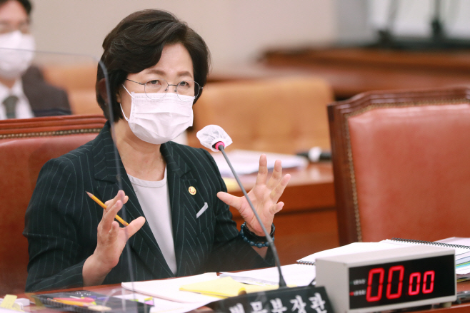 답변하는 추이매 법무부 장관