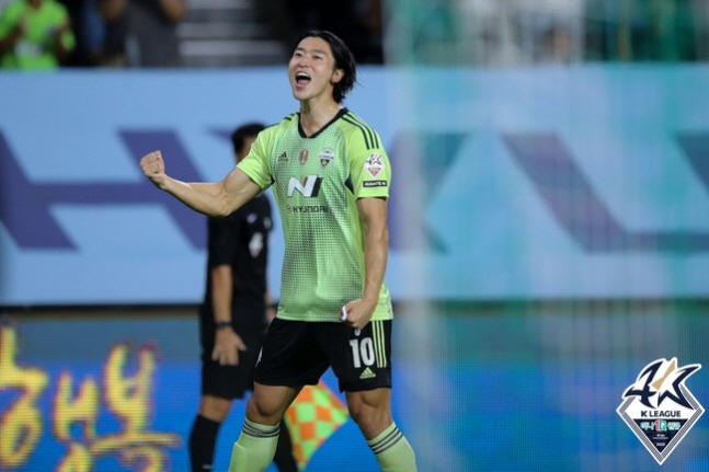조규성이 주먹을 쥐며 환호하고고 있다. 프로축구연맹