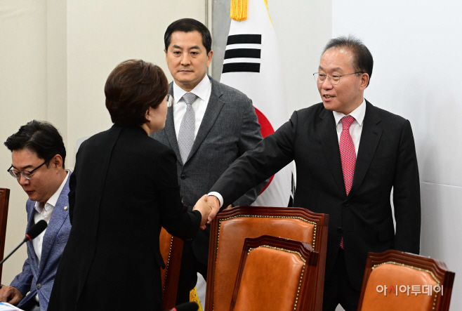 [포토] 원내대책회의 참석하는 윤재옥-박대출