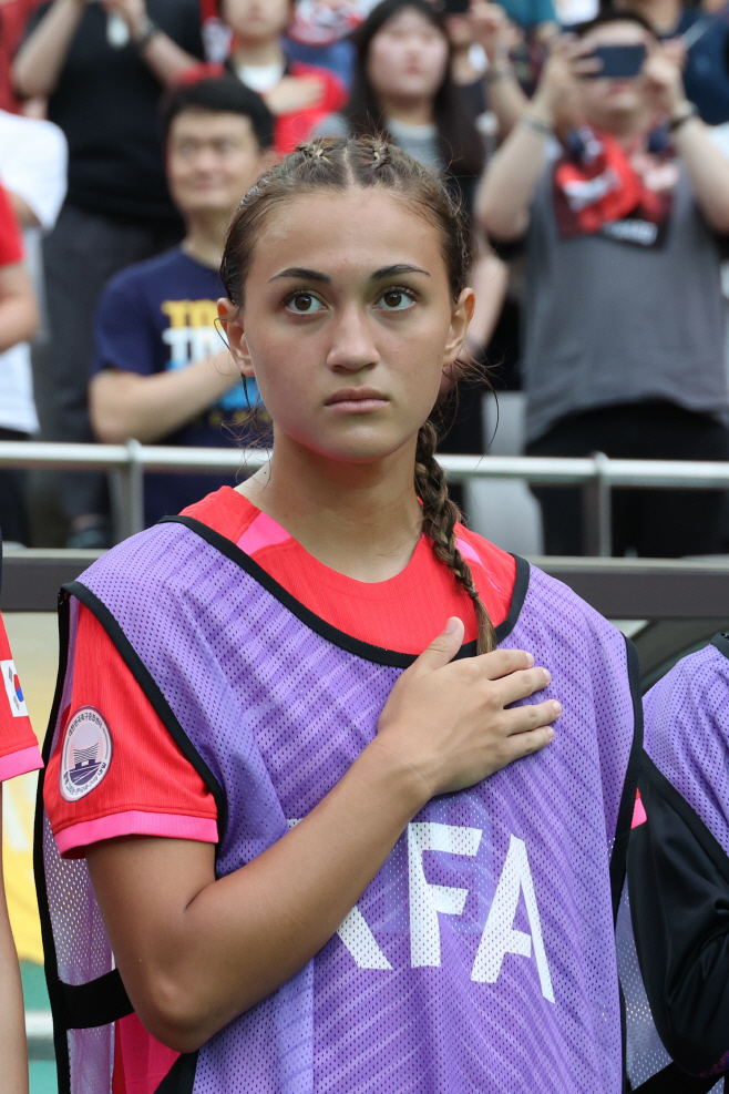 '아직 애국가 몰라요'<YONHAP NO-2998>