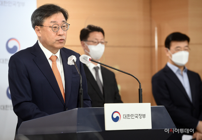 [포토]5G 주파수 할당조건 이행점검 결과 발표하는 과기정통부 박윤규 차관