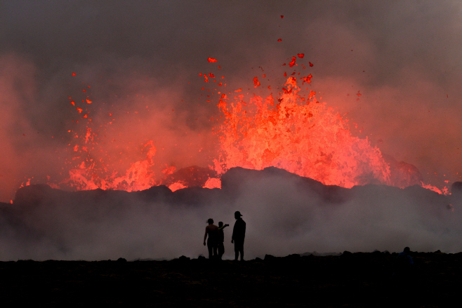 TOPSHOT-ICELAND-VOLCANO