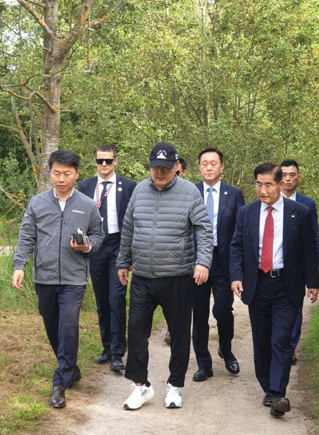 산책하며 일정 구상하는 윤석열 대통령