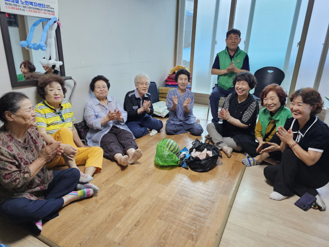 내일동 남녀새마을지도자협의회, 초복 맞이 경로당 방문(2)