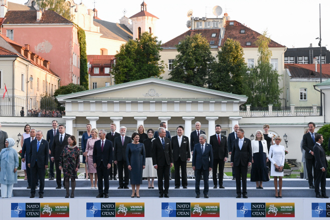 윤석열 대통령 내외, 리투아니아 대통령 주최 공식 만찬 기념 촬영