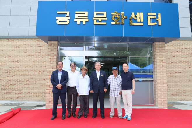 (좌;갈색중절로_류동순, 우;파란색 모자_이영희)