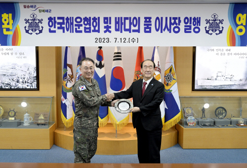 좌 이종호 해군참모총장, 우 해운협회 정태순 회장